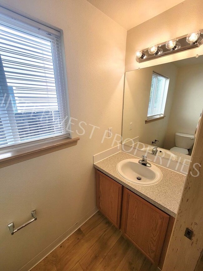 Building Photo - *1ST MONTH'S RENT FREE* 4 Bedroom Home Near Brentwood Park w/Garage, Fenced Yard & Gas Fireplace