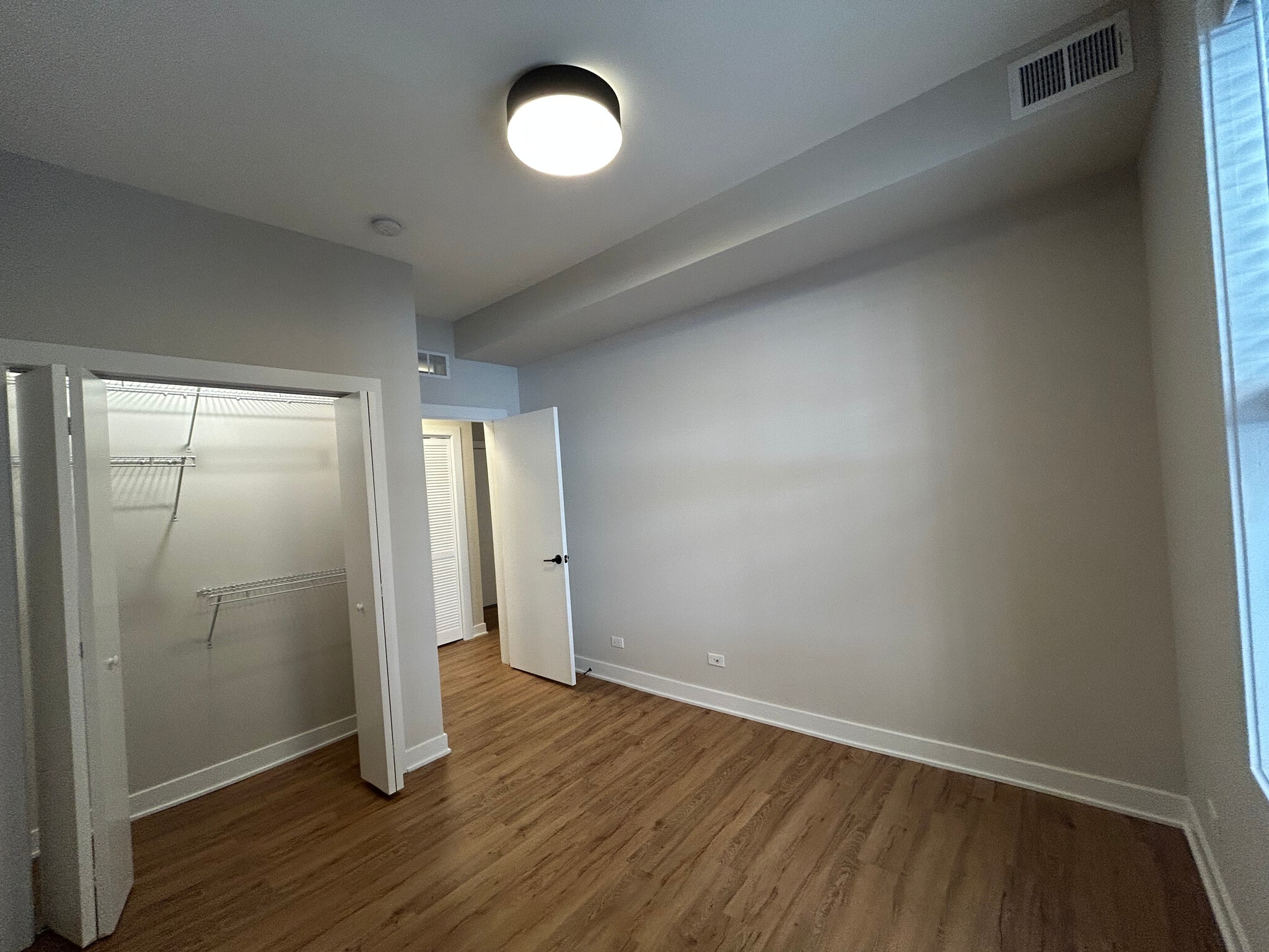Building Photo - 648 W Wrightwood Ave