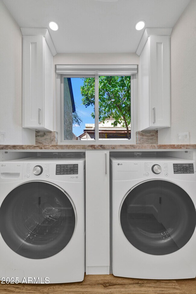 Building Photo - 1362 E Wickieup Ln