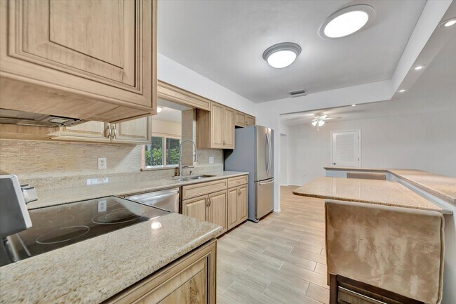 Building Photo - Beautiful 3-Bed / 2 Bath Pool Home in Sara...