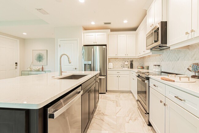 Building Photo - Luxury Naples 2-Bed Home Minutes to Downtown & Beaches | Resort-Style Amenities