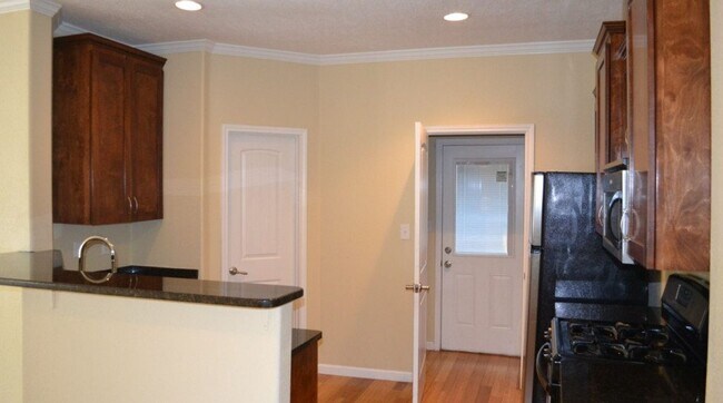 Building Photo - 7bed/6.5bath + 3 car garage and carport