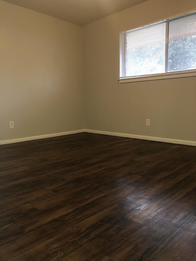 Building Photo - 2118 Edgehill Dr