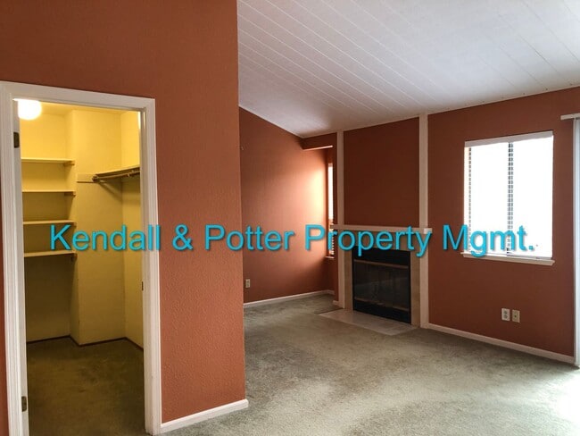 Building Photo - Spacious 3 bed/2.5 bath End Unit Townhome ...