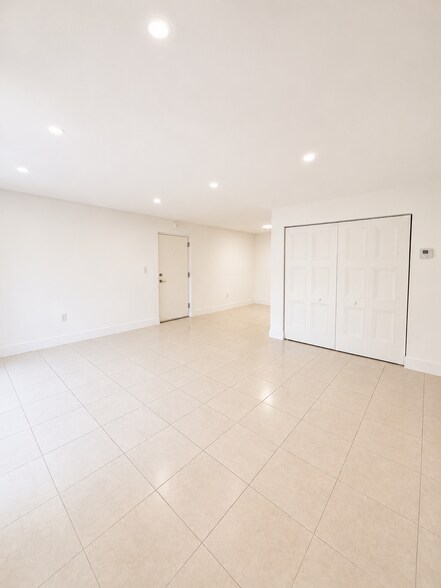 Building Photo - 7160 Fairway Dr