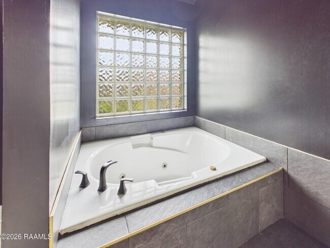 Building Photo - 430 Planters Row