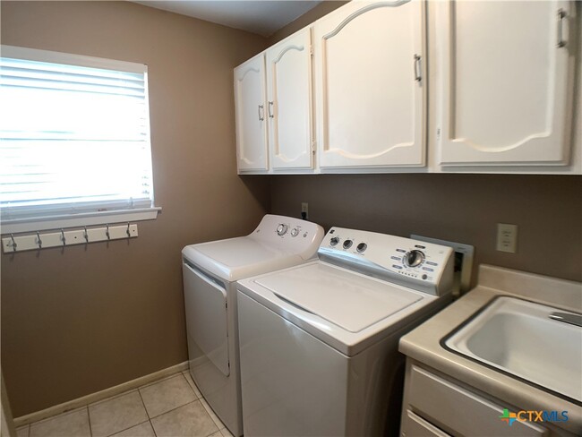 Building Photo - 826 Timber Dr