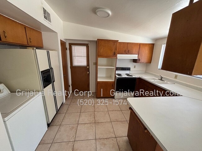 Building Photo - Spacious 3 Bedroom, 2 Bath Red Brick House...