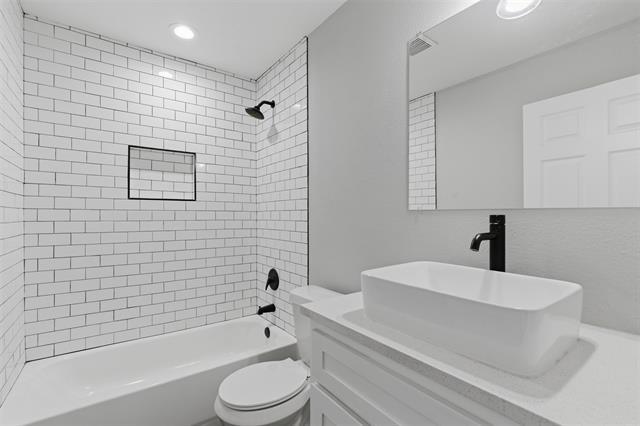 Building Photo - 612 W Coffin St