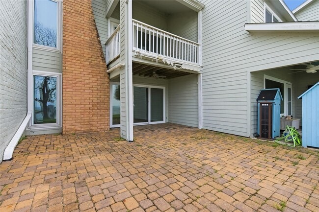 Building Photo - 100 Edgewater Dr