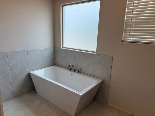 Building Photo - AMAZING CUSTOM HOME IN MARIPOSA
