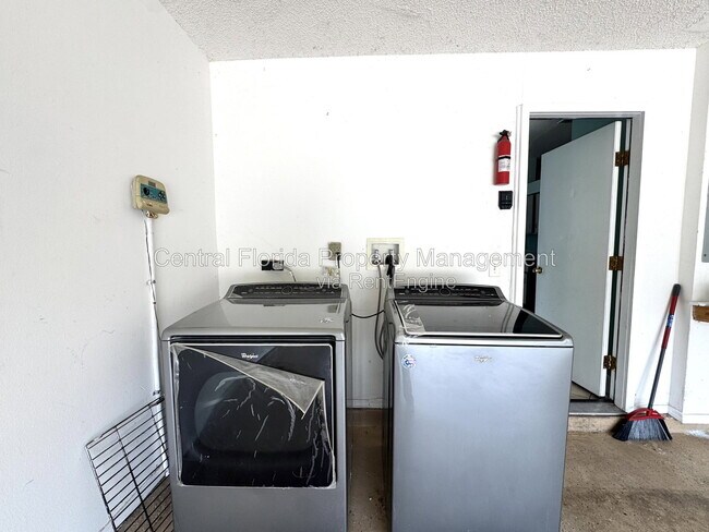 Building Photo - 8120 Lesia Cir