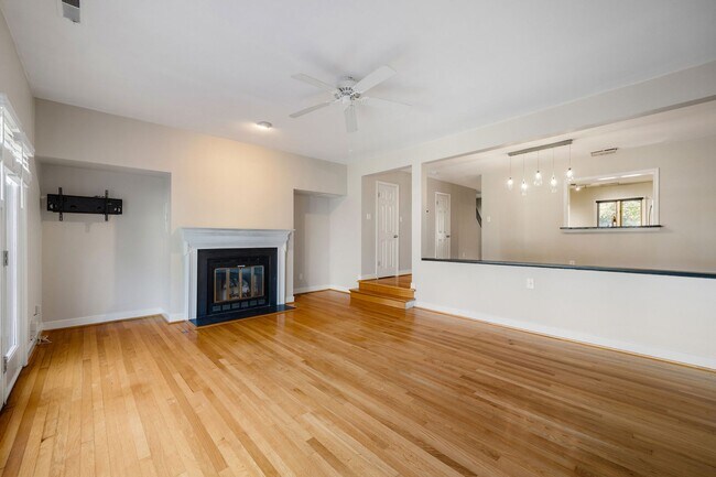 Building Photo - 9154 Lakeland Dr