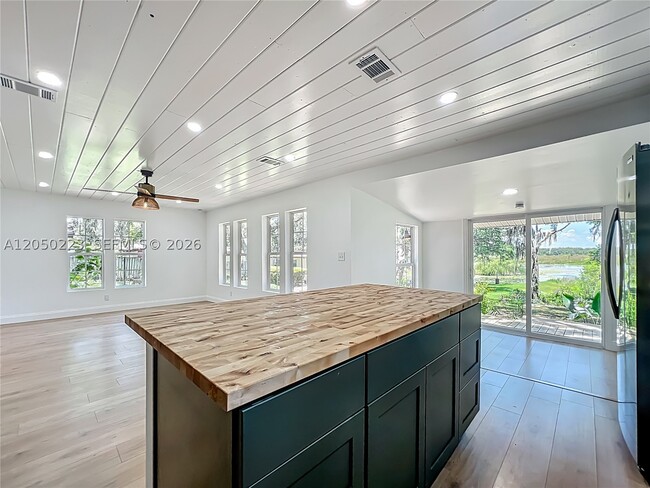 Building Photo - 8781 LAKESHORE Dr