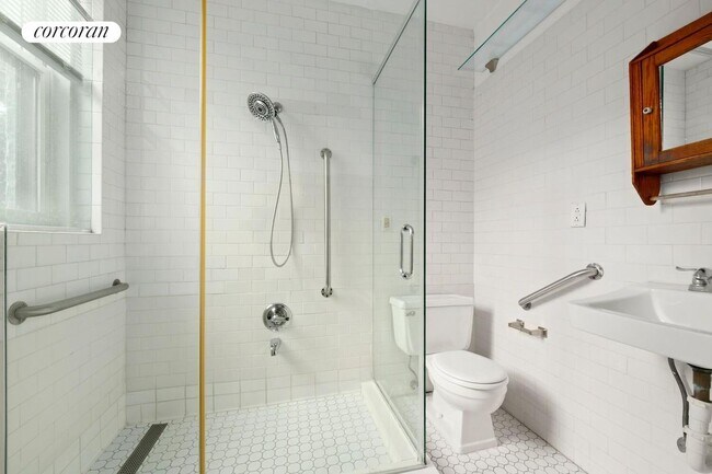 Building Photo - 37 Bank St