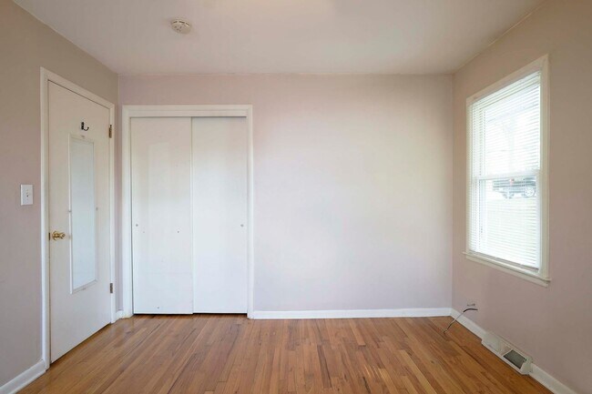 Building Photo - AVAILABLE NOW - Fully Updated 4 Bed / 2 Bath in Gladstone – Open Floor Plan + Large Fenced Yard!