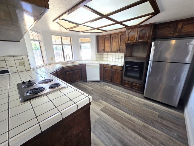 Building Photo - Beautiful 3 Bedroom 2 Bath Home on Large Corner Lot