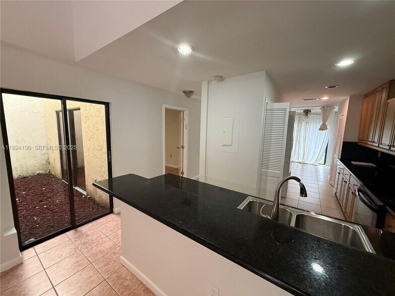 Building Photo - 3325 Oak Dr