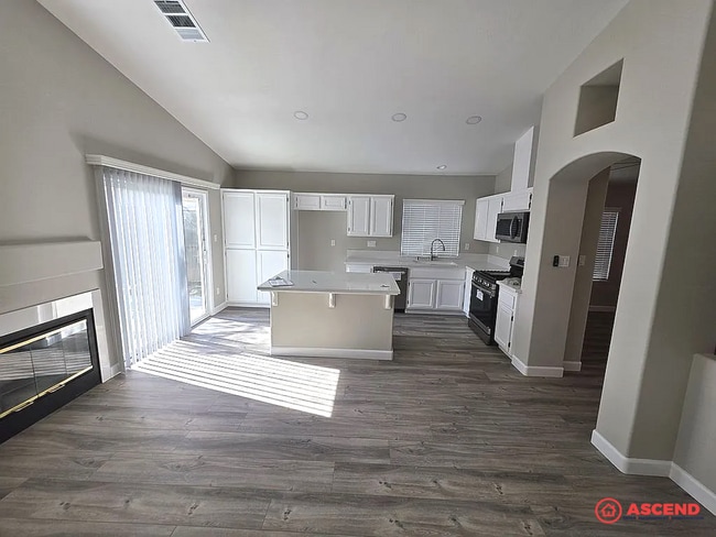 Building Photo - Beautiful Home in the Southwest!