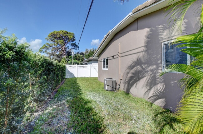 Building Photo - 1010 SW 1st St