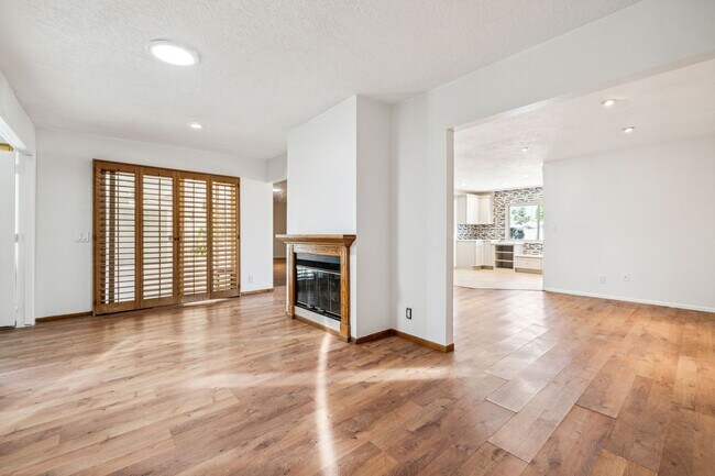 Building Photo - 3 Bed / 2 Bath Home with Bonus Room, Pool and Two Car Garage.