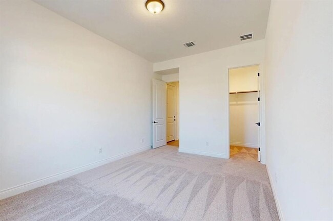 Building Photo - 1208 White Daisy Ln