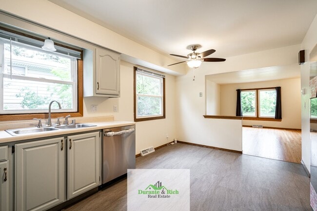 Building Photo - Upgraded Spacious 3 Bedroom Townhome Waukesha