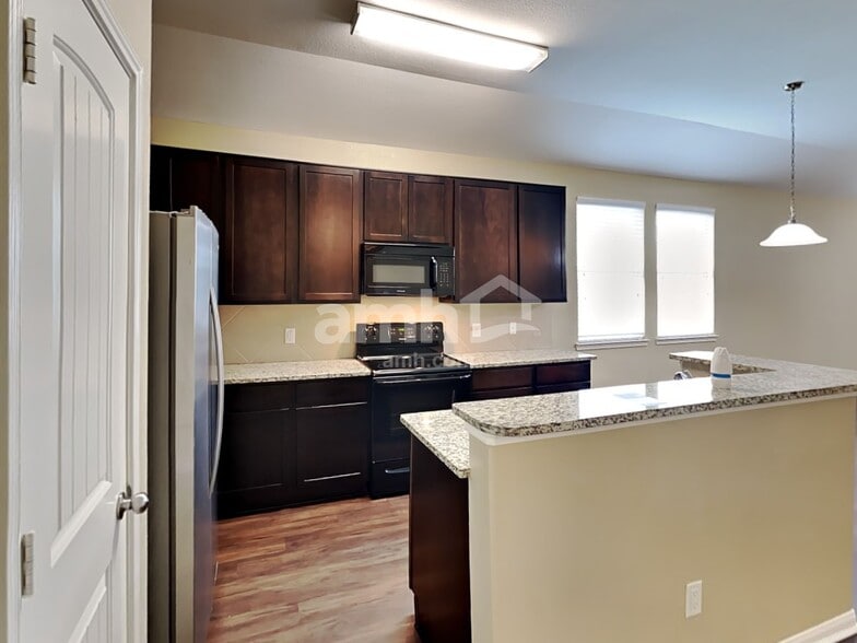 Building Photo - 2324 Shady Tree Ln