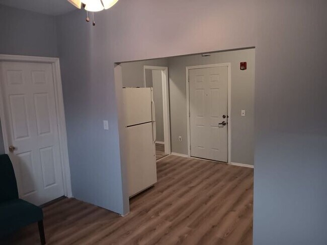 Building Photo - 3 Bedroom Apartment w Free Heat