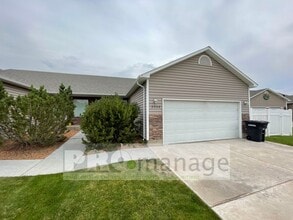 Building Photo - 4 Bed, 3 Bath Town Home w/ 2 Car Garage - ...