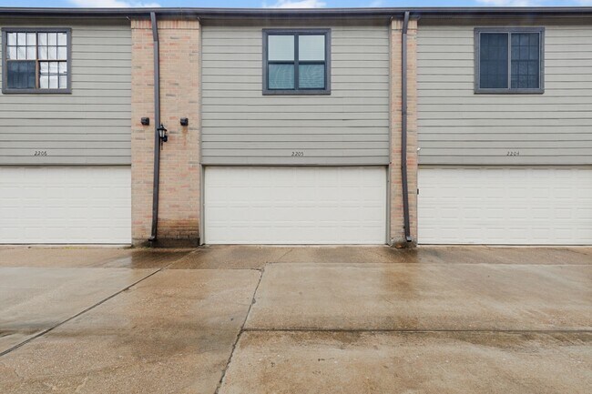 Building Photo - 9800 Pagewood Ln