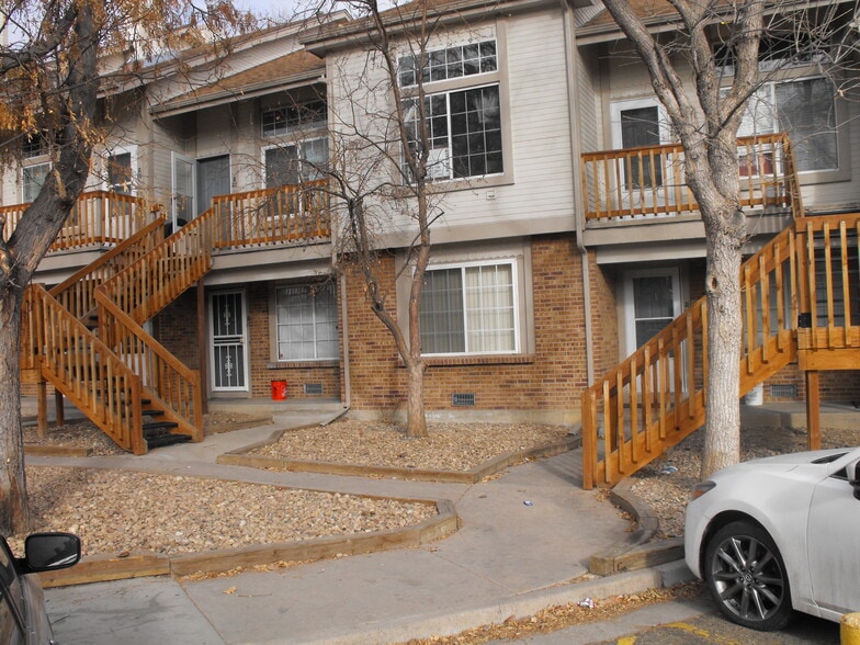 Front of building - 165 S Sable Blvd