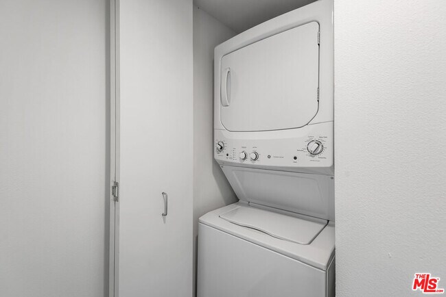 Building Photo - 13700 Marina Pointe Dr