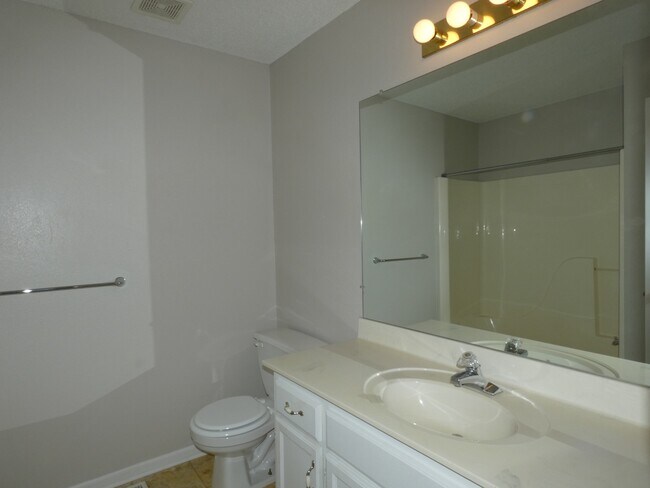 Building Photo - 833 Spring Ct