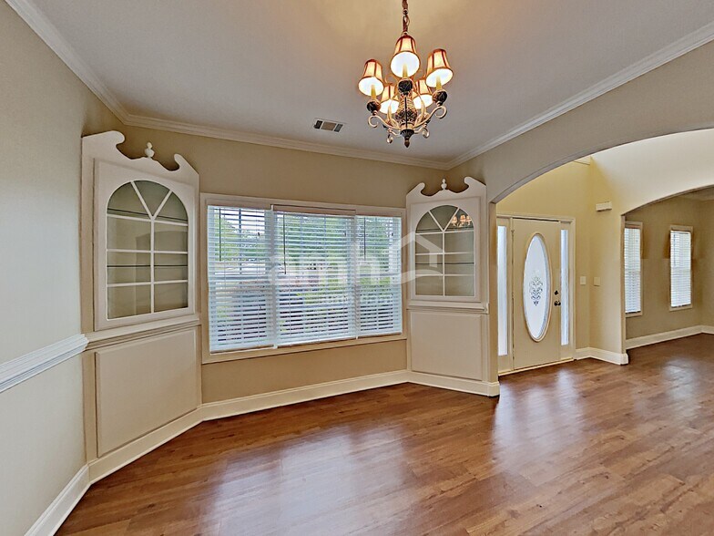 Building Photo - 712 Gatwick Ct