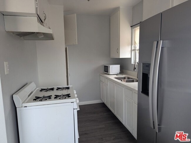 Building Photo - 901 W 64th St