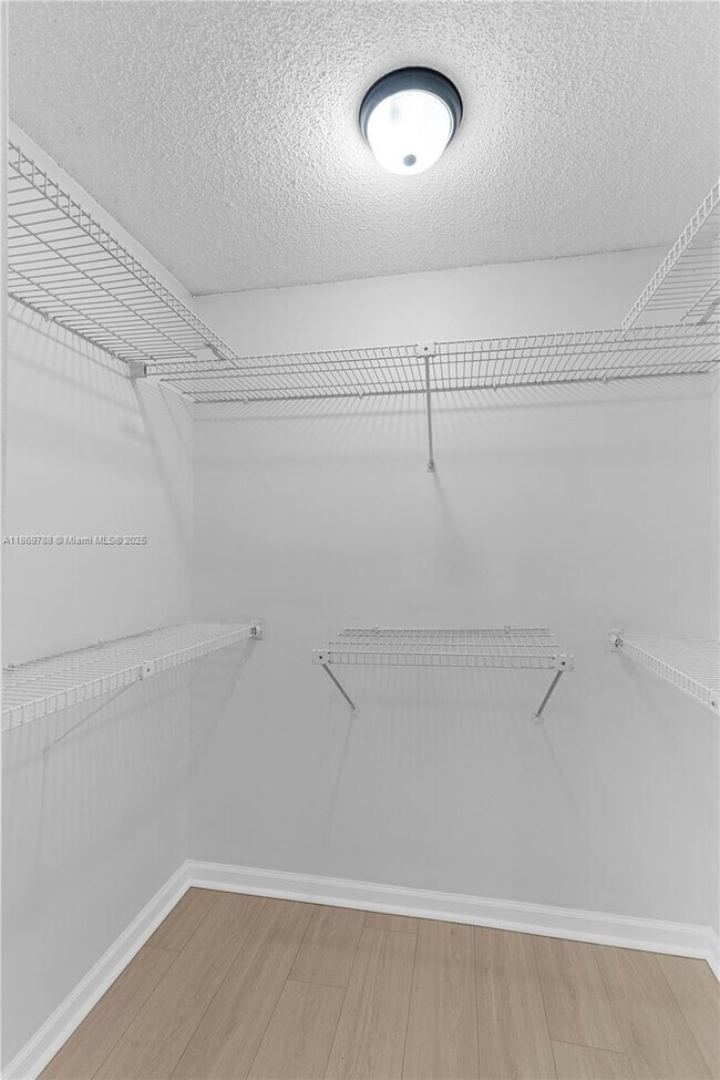 Building Photo - 301 Lakeview Dr