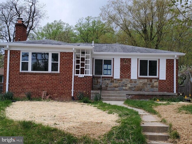 Primary Photo - 212 N Van Buren St