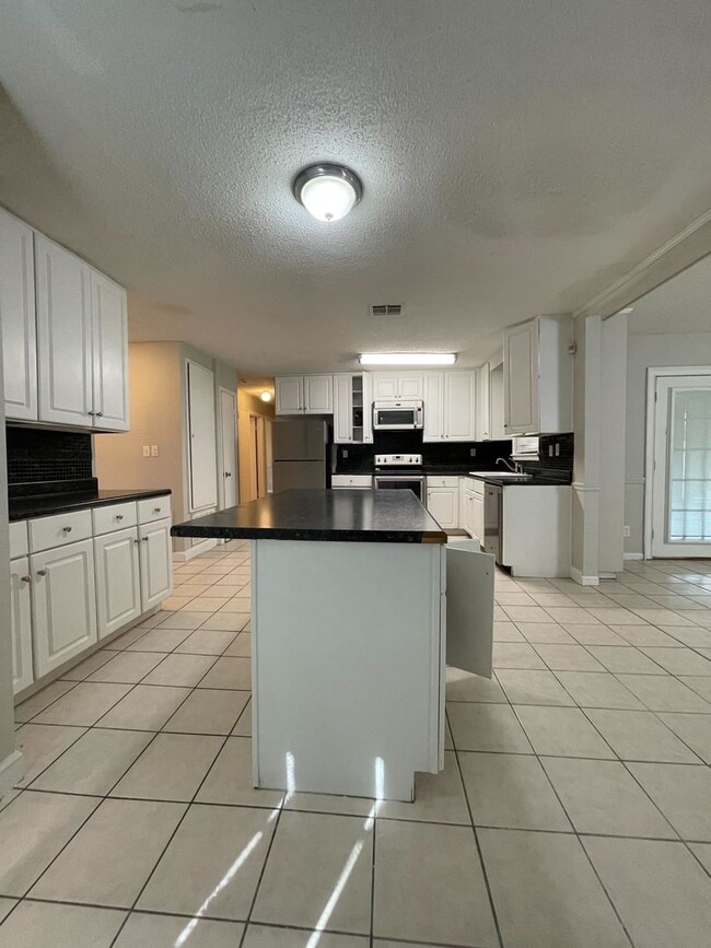 Building Photo - 6646 Pinebrook Dr