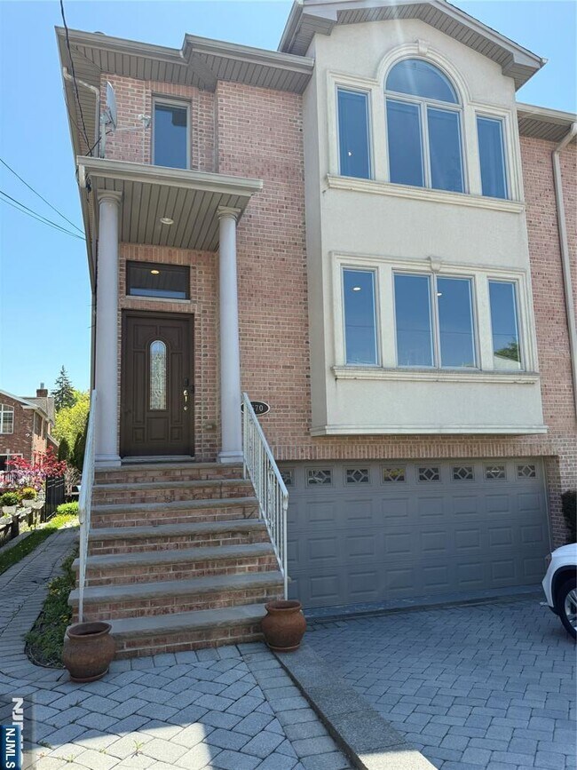 Primary Photo - 1570 Ann St