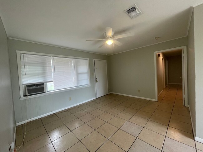 Building Photo - 3 bed 1 bath house