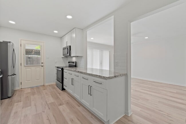 Building Photo - Stylish & Renovated Townhome in Prime West...