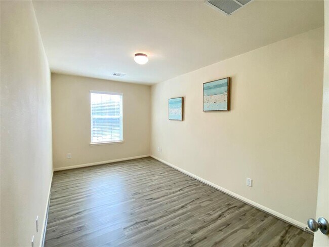 Building Photo - 2250 Waterford Park St
