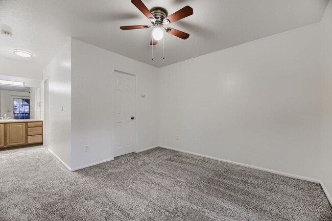 Building Photo - Updated 1 Bedroom Condo Near DTC Available Now