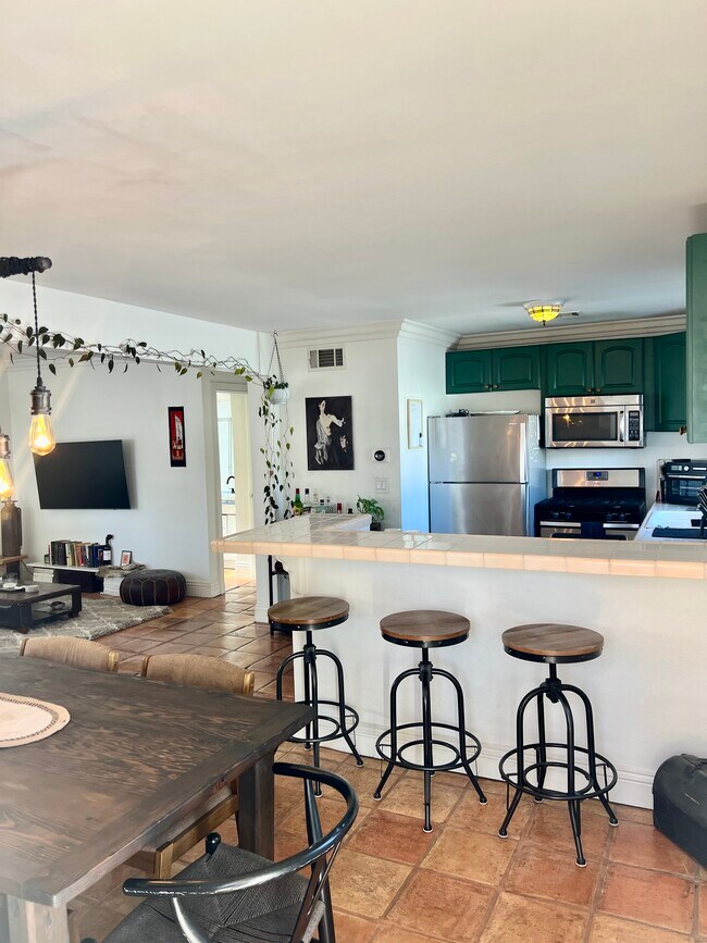 2Bedroom/2Bath - Kitchen Island w/ Bar - 33 S Venice Blvd