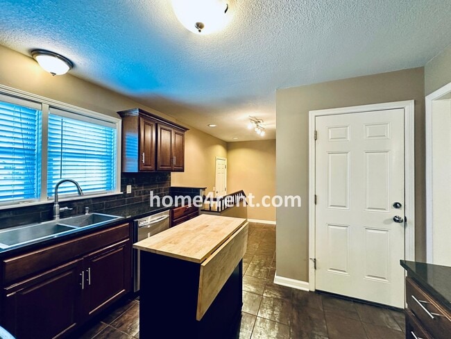 Building Photo - Beautifully Updated Home in Prime Overland...