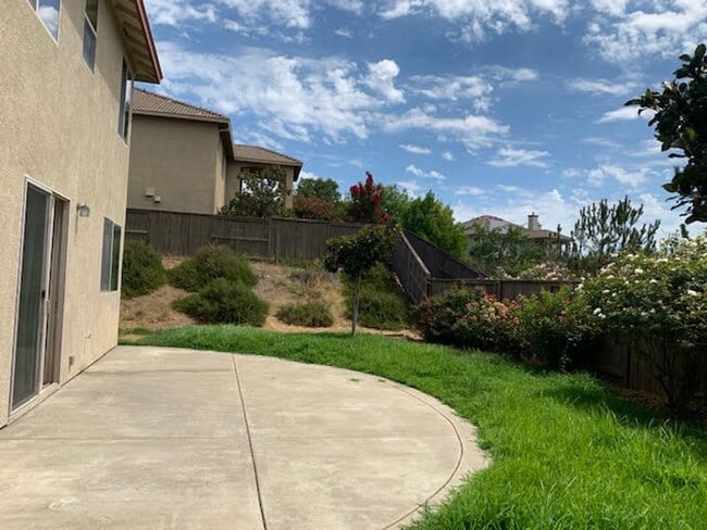 Building Photo - Five Bedroom Home In gated Serrano