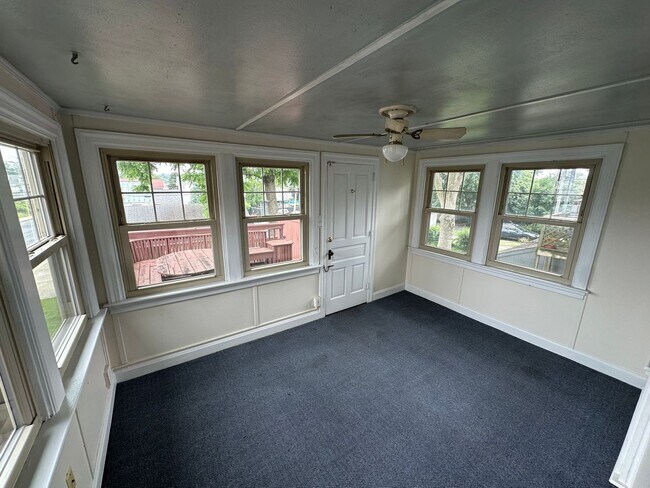 Building Photo - 549 Bridge St