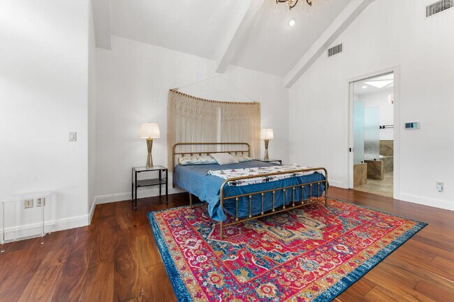 Building Photo - Elevated Executive Living in Lake Forest