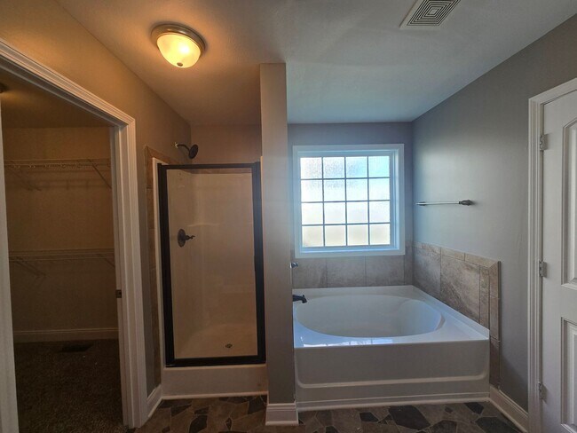 Building Photo - Executive 3 Bed 2.5 Bath with Bonus Home